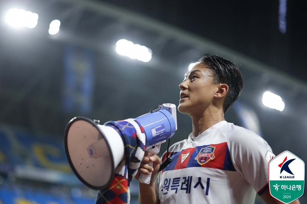 ‍♂️回应金球奖评选？维尼修斯戴帽后“摊手”庆祝